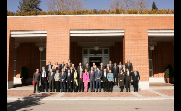Don Juan Carlos con los miembros del Patronato de la Fundación Carolina