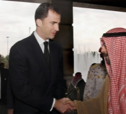 Don Felipe saluda al Ministro de Asuntos Exteriores de Kuwait