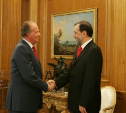 Don Juan Carlos saluda a Vuk Draskovic, Ministro de Asuntos Exteriores de la Unión Serbia y Montenegro