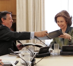 Doña Sofía y el presidente de la Mutua Madrileña Automovilística, José María Rodríguez Pomatta, durante la firma