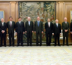 Don Juan Carlos junto con los miembros de la junta de gobierno de la Real Maestranza de Caballería de Sevilla