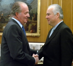 Don Juan Carlos saluda al presidente de la Real Maestranza de Caballería de Sevilla, Alfonso Guajardo-Fajardo