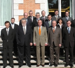 El Rey con los miembros de la Junta Directiva del Círculo de Economía