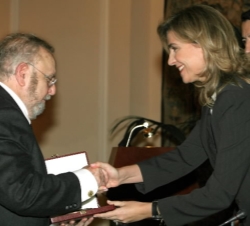Doña Cristina entrega el premio Nacional de Sociología y Ciencia Política 2005 al catedrático José Jiménez Blanco.