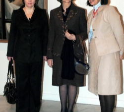 La Reina con la Señora de Putin y la directora del Centro de Arte Reina Sofía