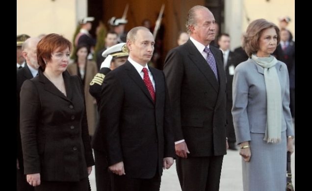 Sus Majesades los Reyes despiden al Presidente de la Federación de Rusia, Vladimir Vladimirovich Putin, y su esposa, Liudmila Putin