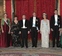 Sus Majestades los Reyes, Sus Altezas Reales los Príncipes de Asturias, y los Duques de Palma con el Presidente de la Federación de Rusia, y su esposa