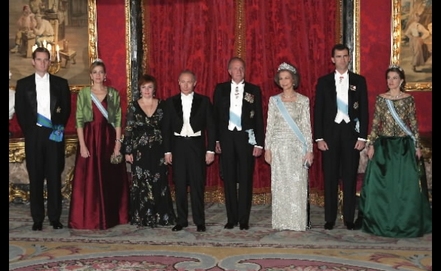 Sus Majestades los Reyes, Sus Altezas Reales los Príncipes de Asturias, y los Duques de Palma con el Presidente de la Federación de Rusia, y su esposa