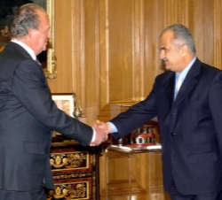 Don Juan Carlos saluda al Ministro de Asuntos Exteriores del Reino Hachemita de Jordania, Abdul Ilah Khatib