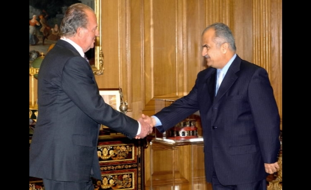 Don Juan Carlos saluda al Ministro de Asuntos Exteriores del Reino Hachemita de Jordania, Abdul Ilah Khatib