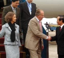 El viceministro vietnamita de Exteriores, Le Cong Phung, saluda a Sus Majestades los Reyes a su llegada a Vietnam