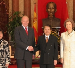 Sus Majestades los Reyes, con el Presidente de Vietnam y su esposa