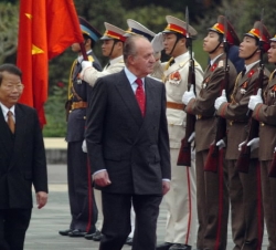 Don Juan Carlos y el Presidente Luang pasan revista a las tropas en la ceremonia de bienvenida