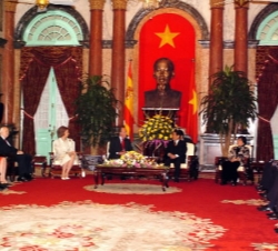 Los Reyes y el Presidente de Vietnam y su esposa, acompañados por ambas delegaciones