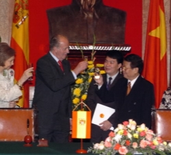 Don Juan Carlos y el Presidente Luang brindan tras la firma de los acuerdos bilaterales