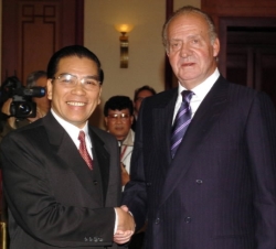 El Rey Don Juan Carlos es saludado por el secretario general del Partido Comunista, Nong Du Manh a su llegada al edificio central del Partido Comunist