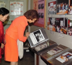 La Reina Doña Sofía hojea un álbum de fotos durante su visita al Museo de la Mujer Vietnamita