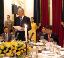 Don Juan Carlos durante su discurso en la Cena de Gala ofrecida por el Presidente de la República Socialista de Vietnam