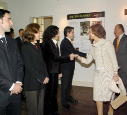 Don Juan Carlos y Doña Sofía, saludan a miembros de diferentes ONG's, durante la inauguración de la nueva sede de la Oficina Técnica de Cooperació
