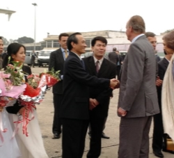 Los Reyes son despedidos en el aeropuerto de Hanoi