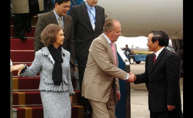 El viceministro vietnamita de Exteriores, Le Cong Phung, saluda a Sus Majestades los Reyes a su llegada a Vietnam