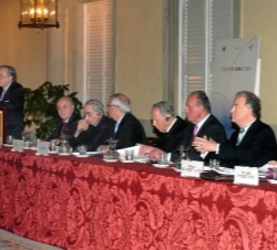 Su Majestad el Rey, en la mesa presidencial, con los Presidentes de Italia y Portugal, el Presidente del Parlamento Europeo, la vicepresidenta primera
