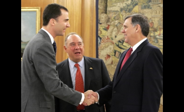 El Príncipe de Asturias saluda al Senador de Florida y Presidente del Consejo EE.UU.-España, Mel Martínez, en presencia del Embajador de los EE.UU. en