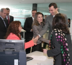 Don Felipe y Doña Letizia saludan a los trabajadores de la Cámara durante su recorrido por las instalaciones de la nueva sede
