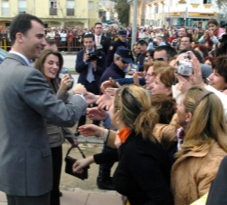Los Príncipes reciben el afecto de los numerosos algecireños congregados en el exterior de la sede de la Cámara de Comercio del Campo de Gibraltar