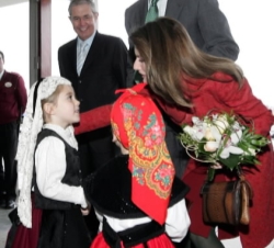 La Princesa recibe de dos niñas un ramo de flores a su llegada, en presencia de Don Felipe y el presidente de la Xunta de Galicia