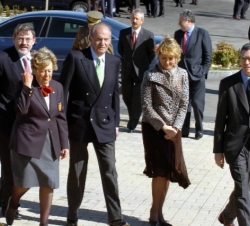 Don Juan Carlos, a su llegada, con la presidenta de la Comunidad de Madrid, el alcalde de Madrid, el secretario de Estado para el Deporte y la preside