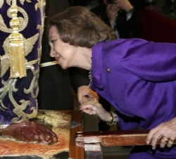 Doña Sofía besa el pie del Santo Cristo de Medinaceli