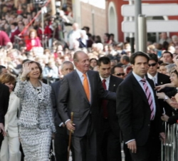 Don Juan Carlos y Doña Sofía saludan a los numerosos vecinos de Ontinyent que acudieron a recibirles. 14 de marzo de 2006