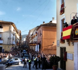 Los Reyes saludan desde el balcón del Ayuntamiento de Albaida. 14 de marzo de 2006