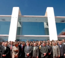 Sus Majestades con los trabajadores del centro de investagación de AINIA. Paterna, 15 de marzo de 2006