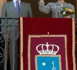 Sus Majestades los Reyes saludan desde el balcón del Ayuntamiento de Requena.
16 de marzo de 2006