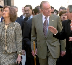 Los Reyes, junto al alcalde de Requena, recorren el casco histórico de la ciudad.
16 de marzo de 2006