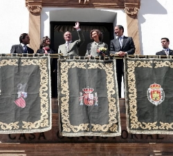 Los Reyes, el presidente de la Generalitat Valenciana, la ministra de Vivienda y el alcalde de Utiel saludan desde el balcón del Ayuntamiento.
16 