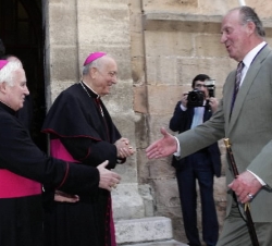 Don Juan Carlos recibe el saludo de monseñor Cañizares y monseñor García-Gasco en la Iglesia Arciprestal de Utiel. 16 de marzo de 2006