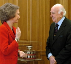 Su Majestad la Reina conversa con Don Fernando Poole