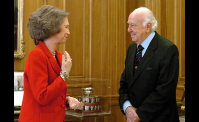 Su Majestad la Reina conversa con Don Fernando Poole