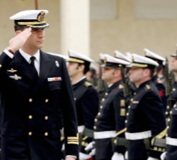 El Príncipe de Asturias saluda a los infantes de Marina a su llegada al Patio del General Marqués del Tercio de Armada (TEAR) de San Fernando (Cádiz)