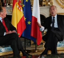 Su Majestad el Rey y el Presidente de la República Francesa, durante la reunión mantenida el el Palacio del Elíseo