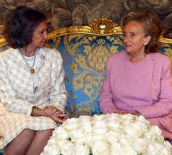 Su Majestad la Reina conversa con la esposa del Presidente Chirac, Bernadette Chodron de Courcel