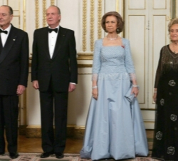 Sus Majestades los Reyes con el presidente francés, Jacques Chirac, y su esposa, antes de la cena de gala