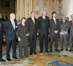 Don Juan Carlos, acompañado del ministro de Asuntos Exteriores, Miguel Angel Moratinos, con un grupo de empresarios franceses