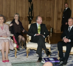 Los Reyes con al Alcalde de París, Bertrand Delanoë, en el Ayuntamiento de París