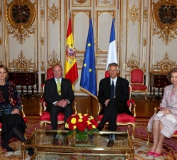 Sus Majestades los Reyes, durante su encuentro con el Primer Ministro, Dominique de Villepin, y su esposa, en el Palacio de Matignon