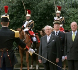 Don Juan Carlos, junto al Presidente del Senado francés, Christian Poncelet, recibe la bienvenida a su llegada al Palacio de Luxemburgo, sede de la Cá