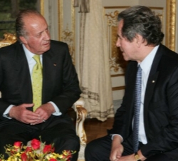 Su Majestad, conversa con el Presidente de la Asamblea Nacional, Jean Louis Debré, en el Palacio de Lassay